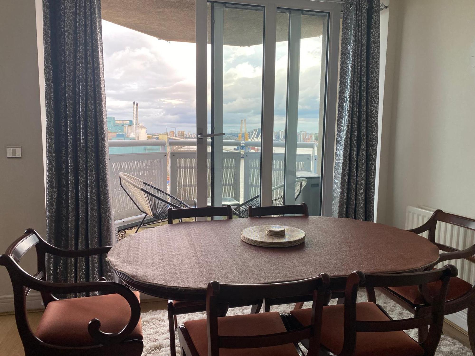 Cosy 2 Bedroom Royal Docks * London