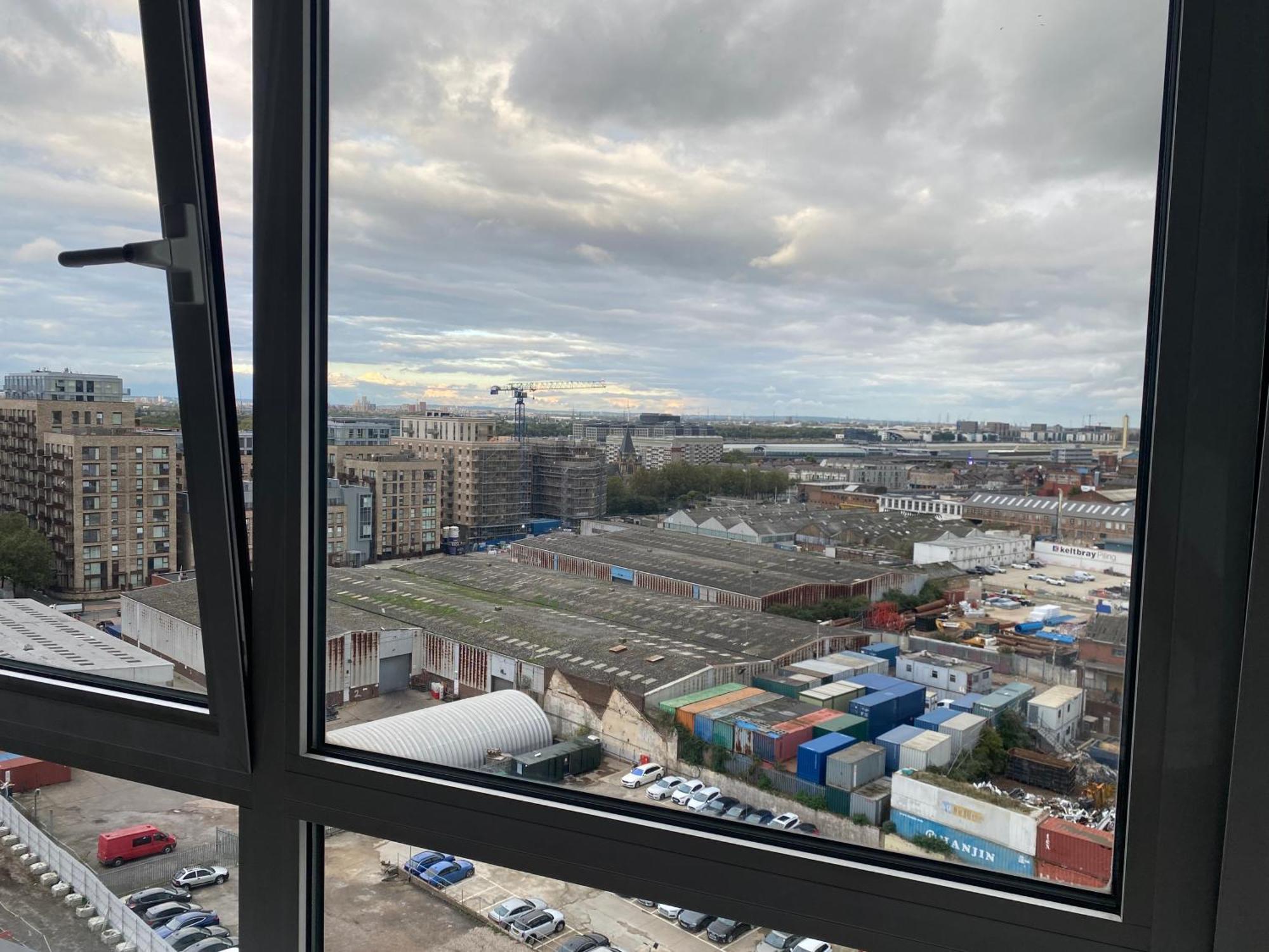 Cosy 2 Bedroom Royal Docks Apartment London
