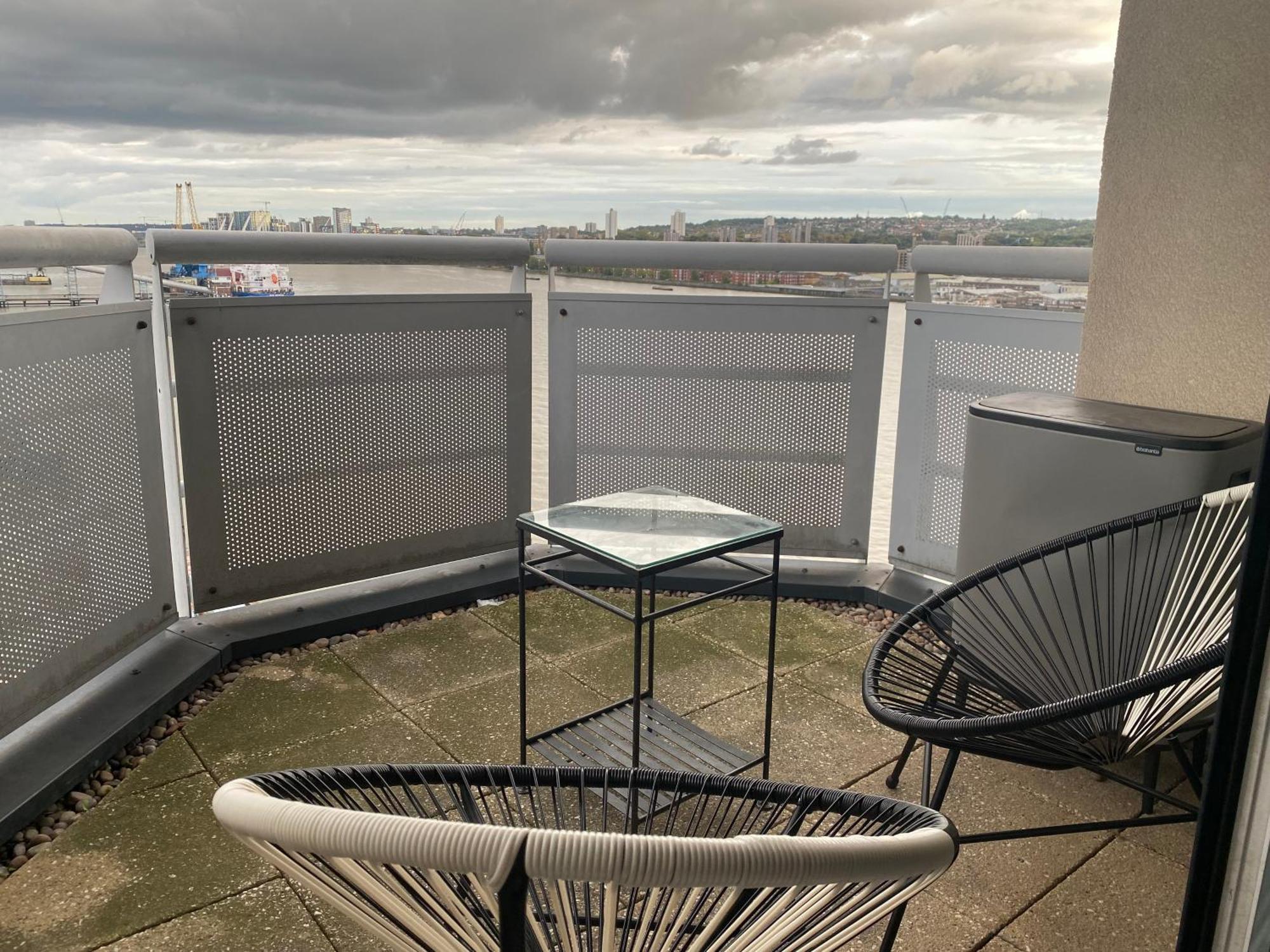 Cosy 2 Bedroom Royal Docks Apartment London