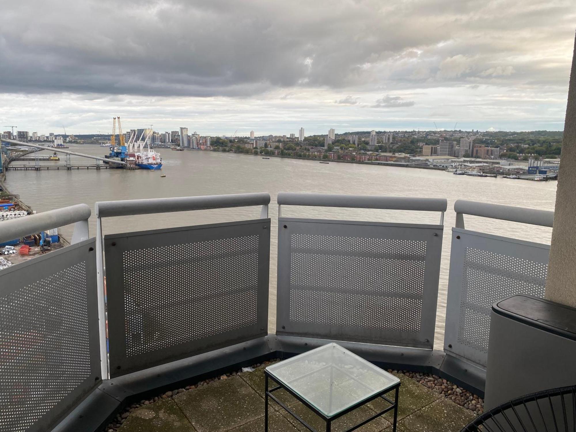 Cosy 2 Bedroom Royal Docks * London