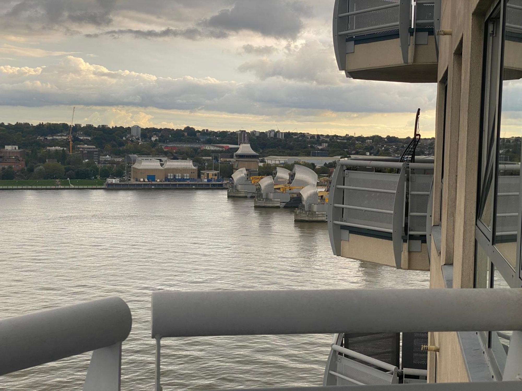 Cosy 2 Bedroom Royal Docks Apartment London