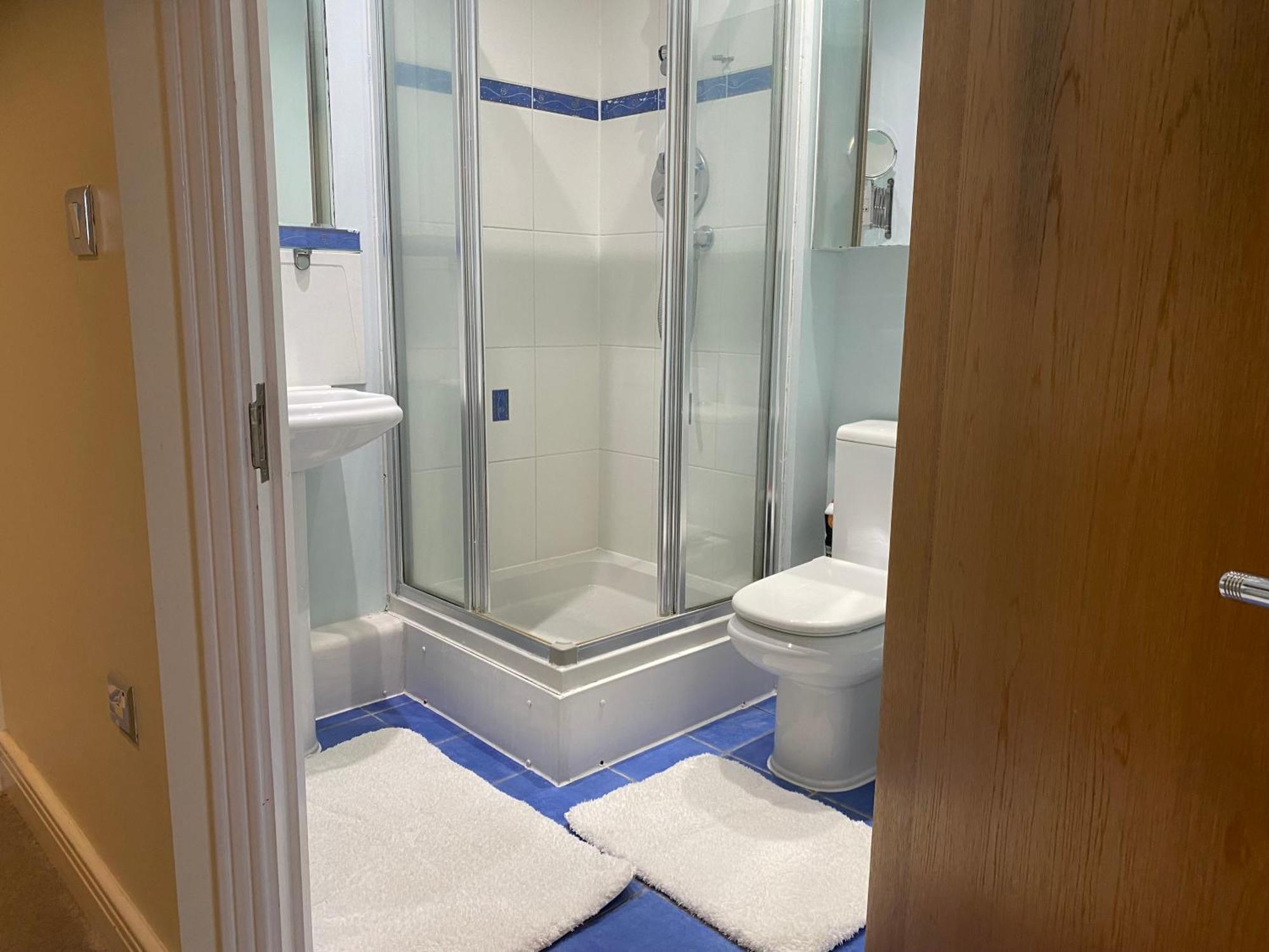 Cosy 2 Bedroom Royal Docks Apartment *
