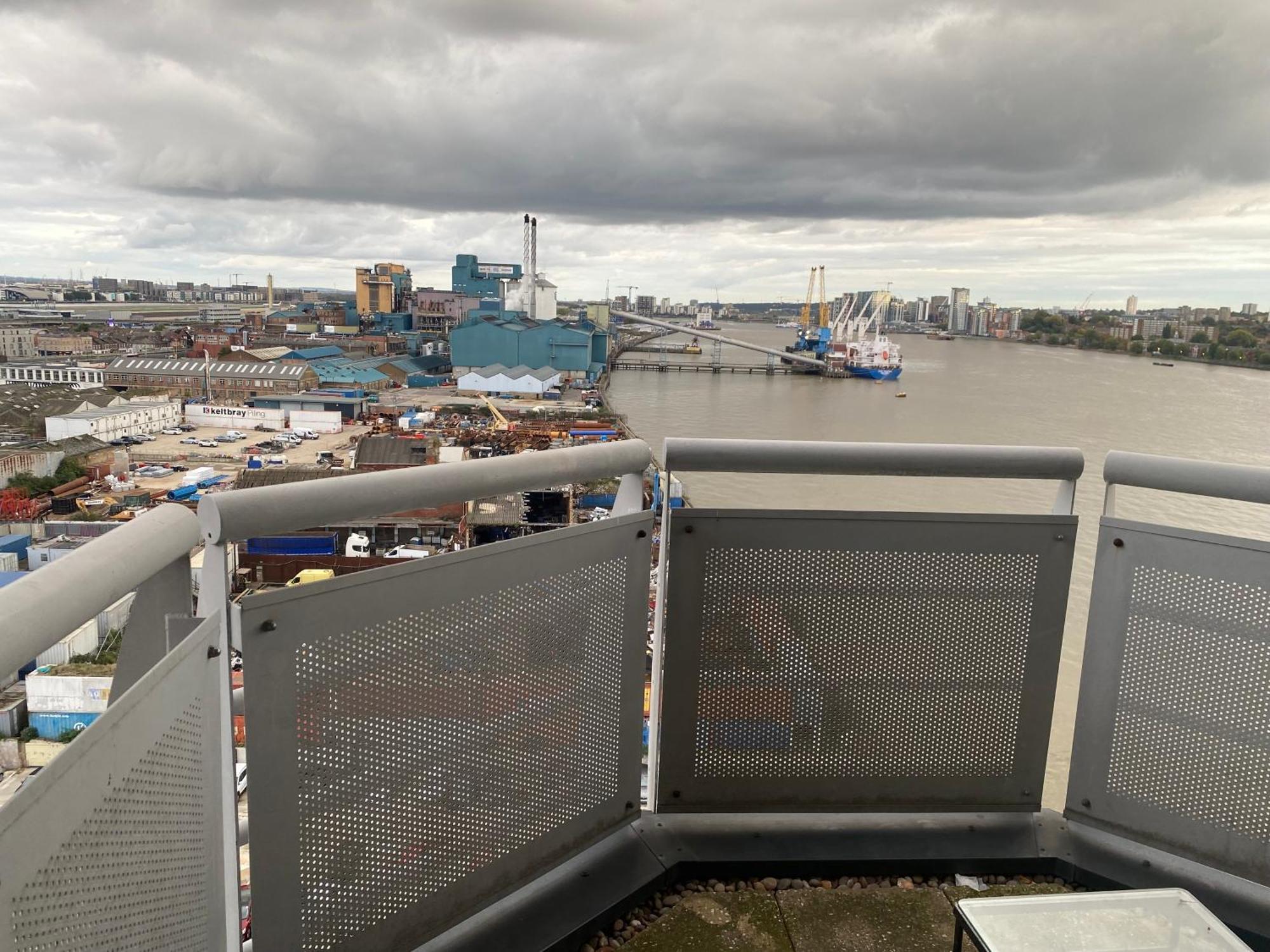 Cosy 2 Bedroom Royal Docks Apartment *